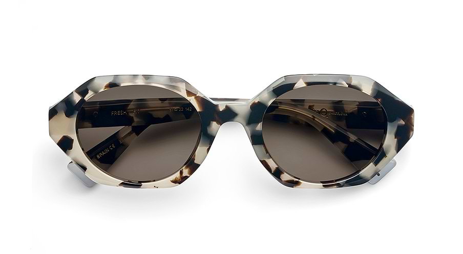 Das Bild zeigt die Sonnenbrille FRESH BX von der Marke Etnia Barcelona in schwarz/beige gemustert.